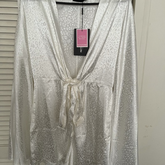 Pretty Little Thing  white leopard print romper - Picture 3 of 6